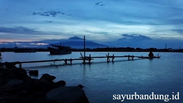 Pesona Bahari Pantai Kejawanan: Surga Wisata Laut di Cirebon